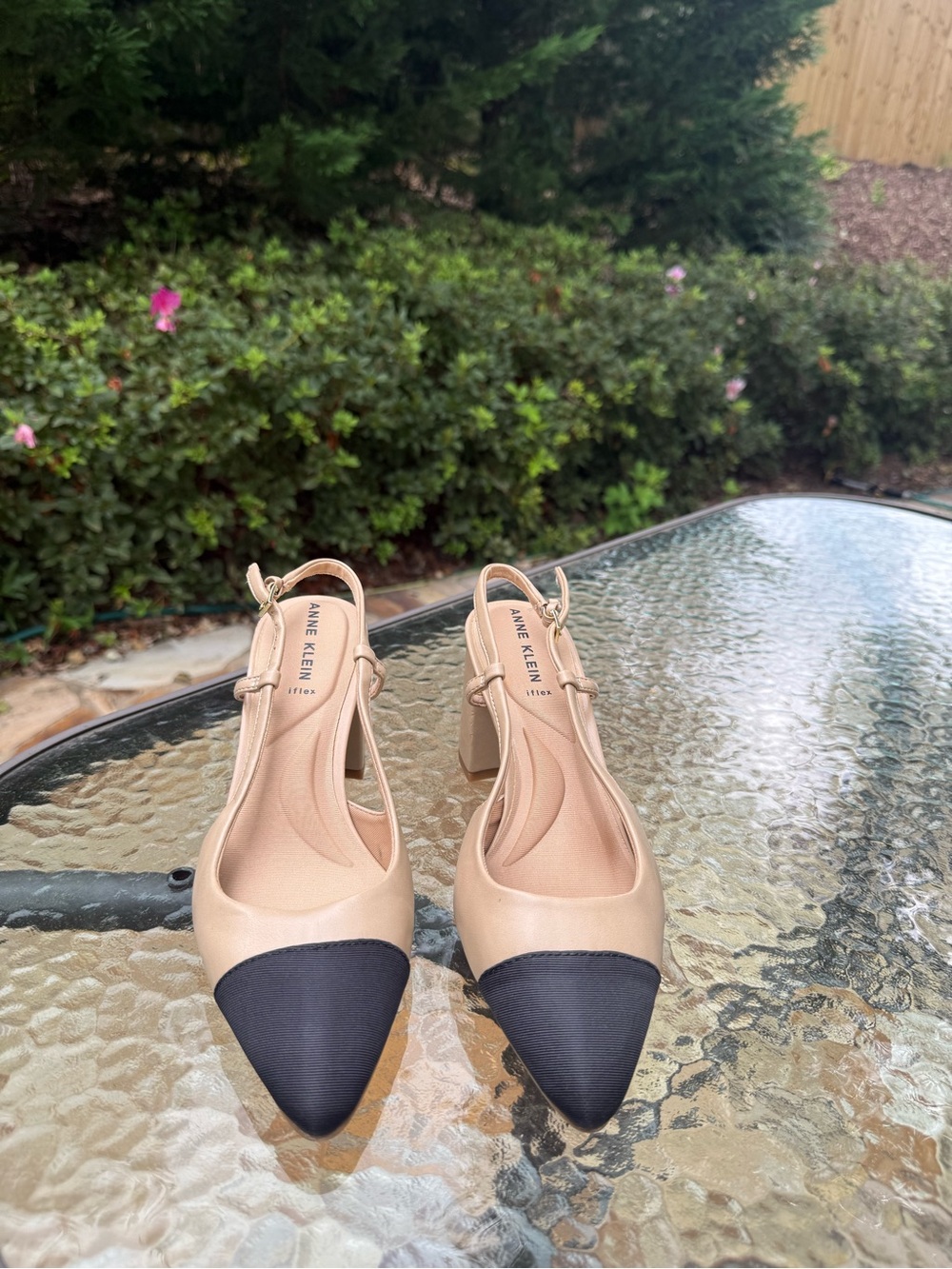 Anne Klein Size 8.5 Two-Tone Beige and Black Slingback Block Heel Pumps - Picture 5 of 6